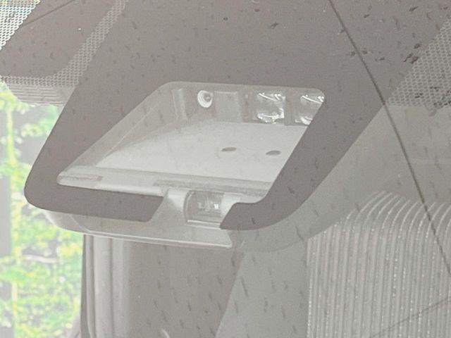 【プリクラッシュセーフティ】前方の車両等を検知し、衝突しそうな時は警報で注意を促し、ブレーキを踏む力をサポート。ブレーキを踏めなかった場合は衝突被害軽減ブレーキが作動、衝突回避をサポートします。