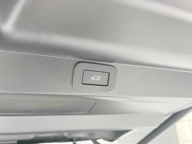 ボタン1つで自動開閉するパワーテールゲート搭載！ドアを上げ下げすることなく楽々開閉。開ききった状態の高さも任意の位置で設定できるので、普段お使いの車庫などでもぶつける心配はありません♪