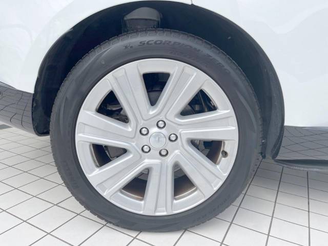 22インチ7スプリットスポークホイール装備！力強さと重厚感を感じさせる立体感のあるスポーク、車体全体のバランスを考慮した洗練されたデザイン性でレンジローバーの魅力を際立たせます！