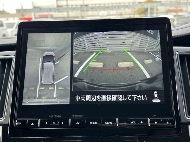 全方位モニターは4つのカメラで捉えた映像を合成して真上からの映像に見せて表示します。駐車場の白線も映るので真っすぐ駐車もしやすいですよ！
