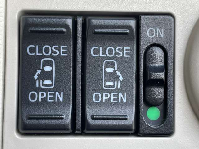 「両側パワースライドドア」　左右スライドドアは電動開閉が可能♪車内のスイッチやキーで操作ができます♪