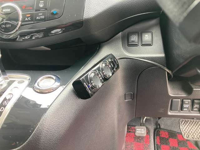 運転席足元にサブウーハーを搭載。シフト横のコントローラーで操作ができます。