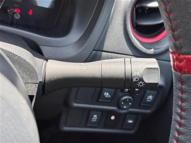 【オートライト（AUTO）】外の明るさをシステムが感知して、自動でヘッドライトが点灯します！ヘッドライトをつけ忘れを防ぐ便利機能です。