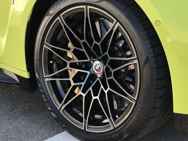 BMW純正19/20インチホイール。洗練されたデザインで、足元の個性を引き立てます。