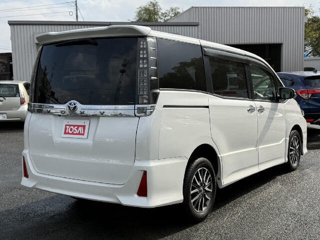 当社の展示車は、展示前に当社指定工場にて入念な点検をさせていただき、厳しいチェック項目をパスした車両のみを販売しております。当社の良質な展示車を安心してお選び下さい。