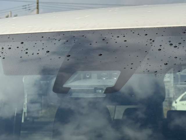 【トヨタセーフティセンス】走行中に前方の車両等を認識し、衝突しそうな時は警報とブレーキで衝突回避と被害軽減をアシスト。より安全にドライブをお楽しみいただけます。