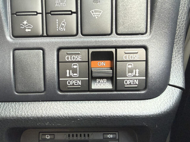 【両側パワースライドドア】スマートキーや運転席のスイッチで後席両側スライドドアの開閉が可能♪電動だから力を入れてドアを開ける必要が無く、小さなお子様でも簡単に開け閉めでき快適です♪