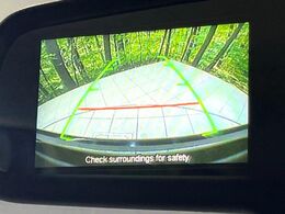 【バックカメラ】駐車時に後方がリアルタイム映像で確認できます。大型商業施設や立体駐車場での駐車時や、夜間のバック時に大活躍！運転スキルに関わらず、今や必須となった装備のひとつです！