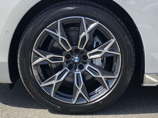BMW純正20インチホイール。洗練されたデザインで、足元の個性を引き立てます。