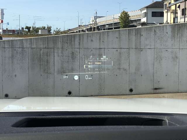 HUD: ヘッドアップディスプレイはドライバーが前方に集中できるよう、ナビや車速情報をフロントガラスに投影するシステムです。