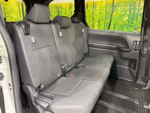 運転席シート廻りは使用感も少なく、良好な状態となっています。前オーナー様が丁寧に使っていたことがよくわかりますね。後部座席も気になるようなキズ・汚れやへたり等、大きなダメージはなく、良好な状態です。
