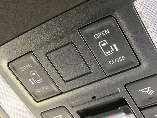 【両側パワースライドドア】スマートキーや運転席のスイッチで後席両側スライドドアの開閉が可能♪電動だから力を入れてドアを開ける必要が無く、小さなお子様でも簡単に開け閉めでき快適です♪