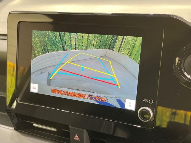【バックカメラ】駐車時に後方がリアルタイム映像で確認できます。大型商業施設や立体駐車場での駐車時や、夜間のバック時に大活躍！運転スキルに関わらず、今や必須となった装備のひとつです！
