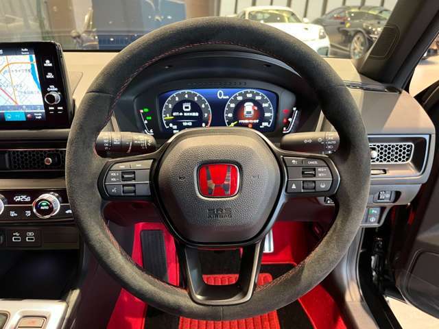 アルカンターラ巻きステアリング/10.2インチデジタルグラフィックメーター