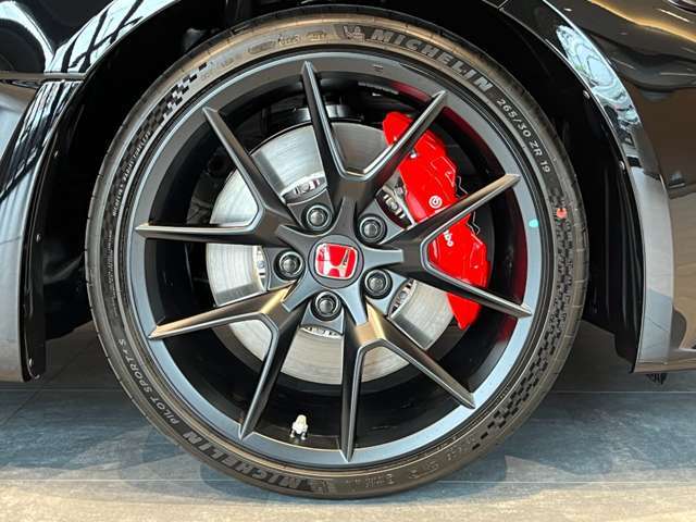 Brembo社製4ポットレッドキャリパー/19インチAW