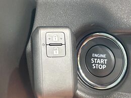 【キーレススタートシステム】カバンやポケットに入れたままでもドアの施錠・解錠が可能なスマートキーを装備。エンジンのオン・オフ時もカギを取り出す必要が無いからとっても便利です♪