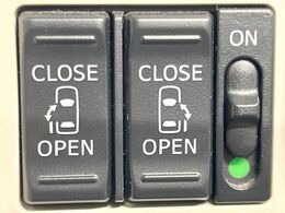 【両側パワースライドドア】スマートキーや運転席のスイッチで後席両側スライドドアの開閉が可能♪電動だから力を入れてドアを開ける必要が無く、小さなお子様でも簡単に開け閉めでき快適です♪