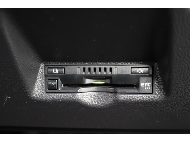 スッキリ装着されたビルトインタイプのETC！高速道路走行の料金所をノンストップで通過できます。※ ETCカードのお申し込みも当社にお任せ下さい！