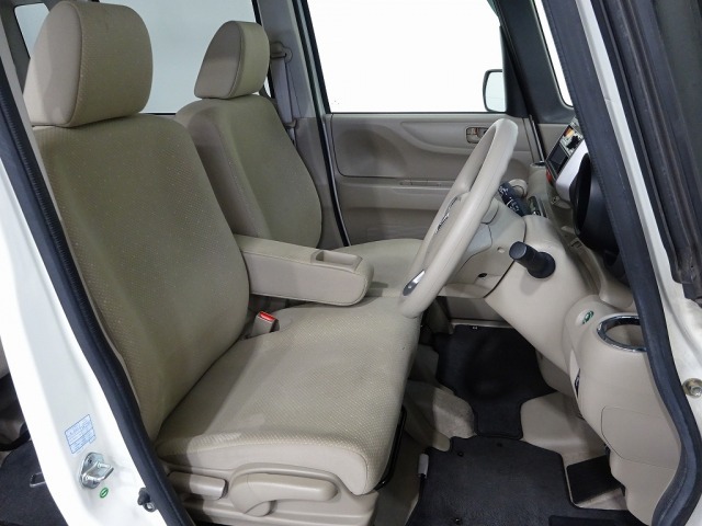 フロントシートはベンチシートです、運転席と助手席の移動が簡単です。真ん中にはアームレストも装備されています！ また運転席シートの高さも調整できます。