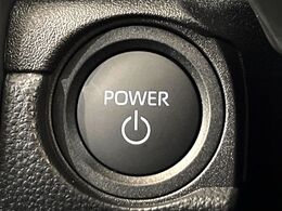 【スマートキー】カバンやポケットに入れたままでもドアの施錠・解錠が可能なスマートキーを装備。エンジンのオン・オフ時もカギを取り出す必要が無いからとっても便利です♪