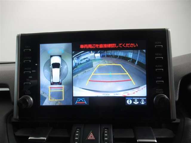 パノラミックビューモニター付きです。車両を上から見たような映像をディスプレイオーディオ画面に表示。運転席からの目視だけでは見にくい、車両周辺の状況をリアルタイムでしっかり確認できます。