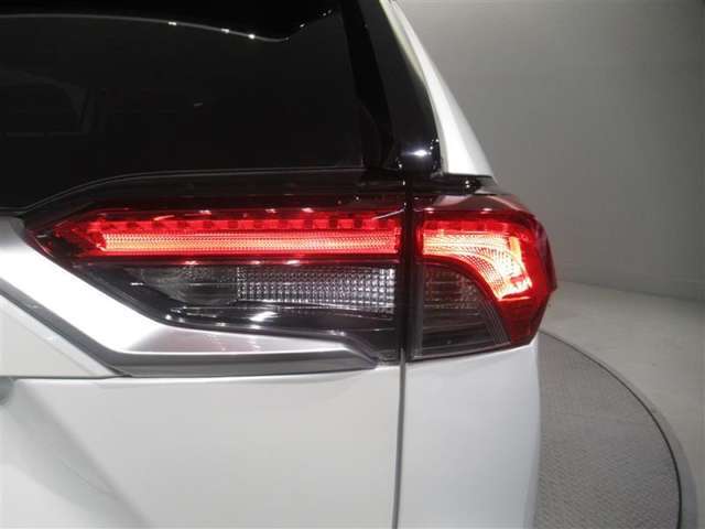 LEDテールライトです。省電力、高輝度のLEDは明るく照らすので夜間運転時の視認性を高めます。スタイリッシュな見た目で細かいところもこだわりたいあなたに！