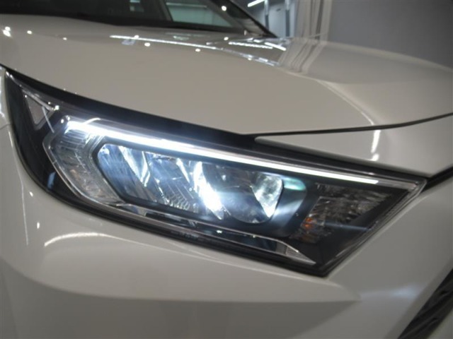 LEDヘッドライトです。デザイン性がよくとても明るいので、夜間の走行や悪天候でも安心です。しかも長寿命！