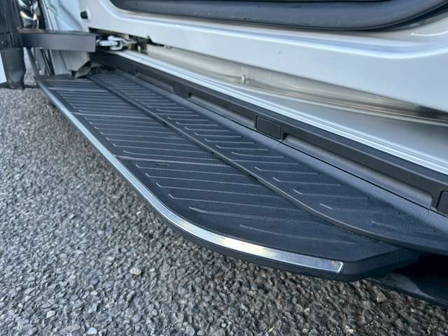 【電動ユニバーサルステップ】2列目シートのドア横に電動で出てくるステップです！1段追加されるので高さもなくお子様も上りやすく！
