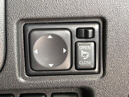 【電動格納ミラー】サイドミラーは電動格納式となっており、狭い駐車場でもキズがつくリスクを抑えられます。