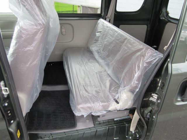 リアシート！以外と見落とし部分かもしれませんが、一緒に乗車される方の為にいろんな工夫が施されてますよ！また最近はお荷物乗せられたりする場合もいろいろアレンジできるようになっているお車が多いですよ！