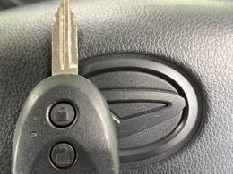 【キーレス】少し離れた場所からでもボタン一つでドアの開錠・施錠ができるのでとっても便利！ドアの鍵穴周りに傷をつけることもありません♪