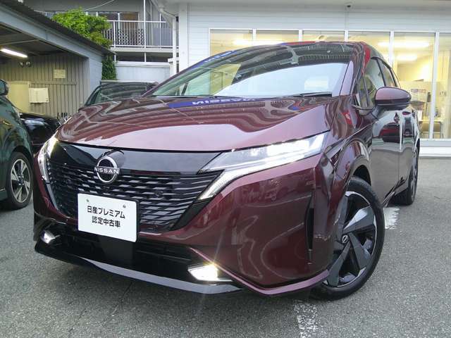純正LEDヘッドライト＆LEDポジションランプ＆LEDフォグランプ付き、夜間の走行時に前方を明るく照らしてくれます。