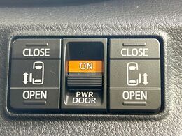 【両側パワースライドドア】スマートキーや運転席のスイッチで後席両側スライドドアの開閉が可能♪電動だから力を入れてドアを開ける必要が無く、小さなお子様でも簡単に開け閉めでき快適です♪