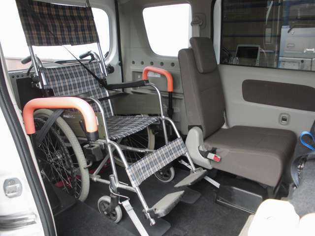 このエブリィワゴンのリアシートは分割式になっており、車いすを積んだ状態でもリアシートにひとり座ることができます。