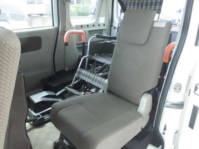 車いす利用者にすぐに手が届く位置に座れるので、サポートする方も安心です。