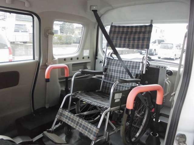 車いす利用者にも安全に乗車していただくために、3点式シートベルトや手すりが備えられています。