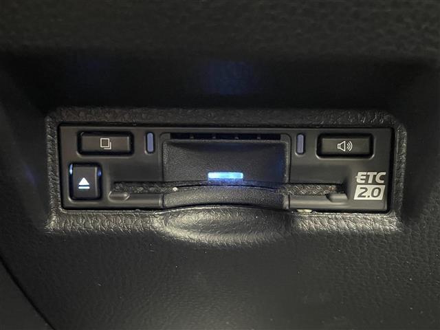 【ETC】有料道路を利用する際に料金所で停止することなく通過できる、ETC車載器（ノンストップ自動料金収受システム機器）が装備されています。セットアップを行うことで利用可能になります。
