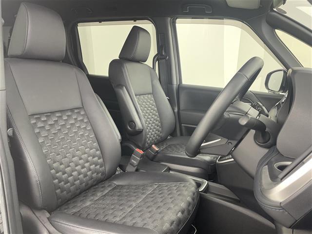 【運転席】座り心地が良いシートなので長時間の運転でも快適にお過ごしいただけます。新品のフロアマットのご注文も可能です。掲載箇所以外にご希望の写真がございましたらお気軽にお問い合わせ下さい。