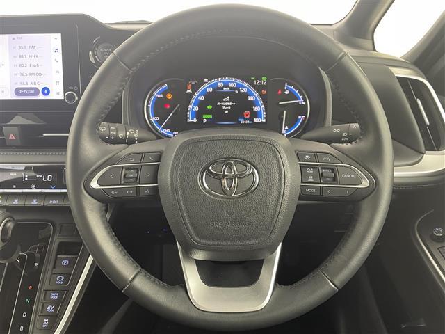 【ステアリング】軽い力で扱いやすいハンドルです。目立つ傷やスレなどなく綺麗な状態です！除菌プランいれていただくとさらに快適に！清潔なお車はお子様にも安心ですね！