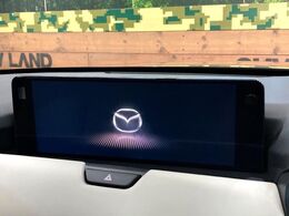【マツダコネクトナビ】車内の雰囲気にマッチした一体型タイプのナビ。各種車輌設定やBluetooth再生等、様々な機能が楽しめます。直感的なダイヤル操作が可能で、使い勝手も良好です。