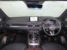 【運転席インテリアデザイン】左右対称のインテリアデザインでドライバーを包み込み運転に集中できるように設計されています。