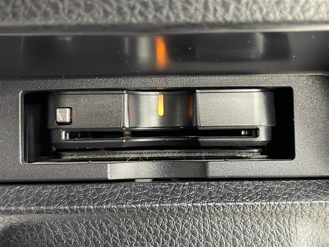 【ビルトインETC】スッキリ収納型、車のデザインと一体となった埋込み型タイプです。 配線も見えず、隙間も無いので運転席周りが洗練された空間になっています！