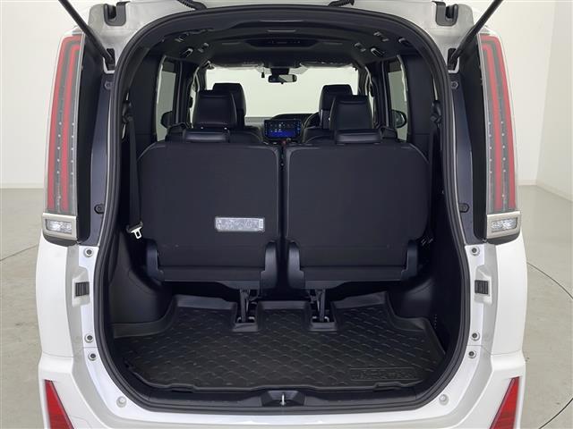 【トランク】積み込みやすくて、たっぷり積める荷室です。シートアレンジできるものは、乗車人数と荷物の量や大きさによってシートを動かすことができるので、より快適なドライブが可能です！