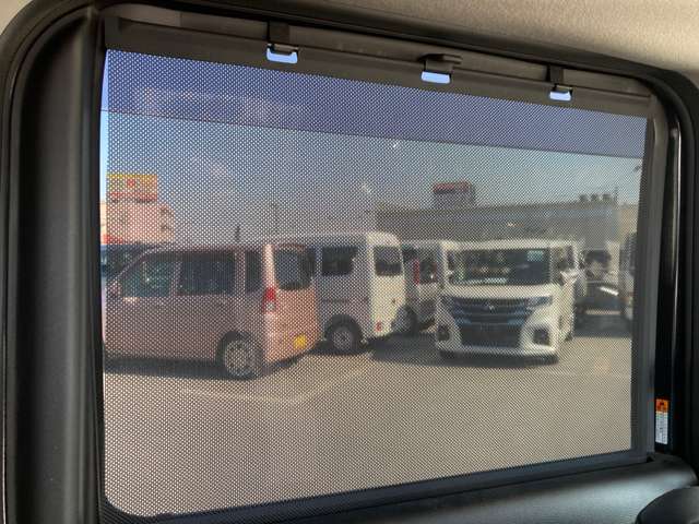 後部座席には両サイドにロールサンシェードが付いているので、西日などから守ってくれます。