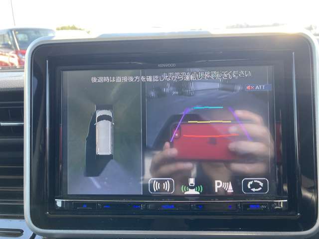 全方位バックカメラつきです。駐車が苦手な方も安心のバックカメラ付きです。ガイドラインもあるので駐車もしやすくなりますよ！