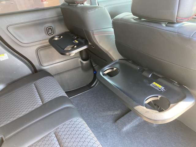運転席と助手席の後ろには簡易テーブルとドリンクホルダーが付いてます！