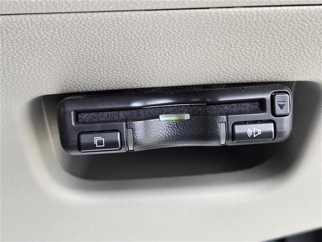 【ETC】有料道路を利用する際に料金所で停止することなく通過できる、ETC車載器（ノンストップ自動料金収受システム機器）が装備されています。セットアップを行うことで利用可能になります。