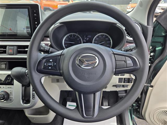 【ステアリング】軽い力で扱いやすいハンドルです。目立つ傷やスレなどなく綺麗な状態です！除菌プランいれていただくとさらに快適に！清潔なお車はお子様にも安心ですね！