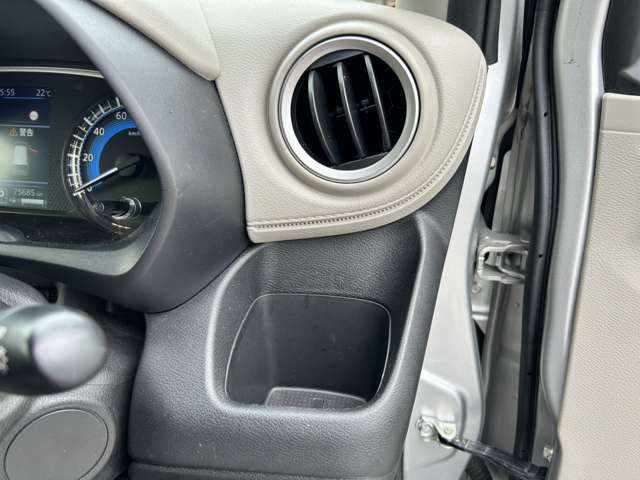 ドリンクフォルダ運転席側にも装備しております！