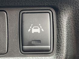 【インテリジェントLI】走行中の車線からはみ出しそうな時、警告音と共にステアリングとブレーキを制御し、車線内を走行する様にアシスト。より安全な運転をサポートしてくれます！